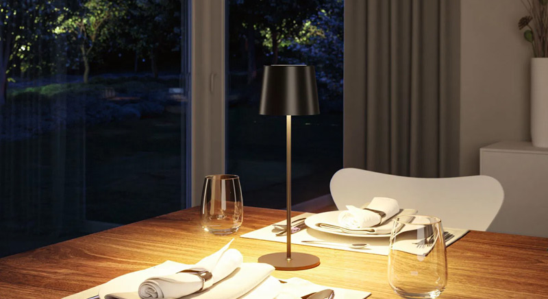 Mobile Akku Tischlampen auf dem Esstisch im Wohnzimmer