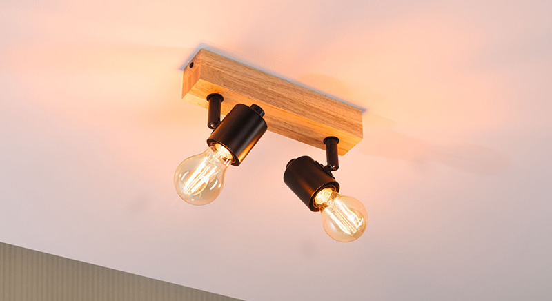 Schwenkbarer, 2-flammiger Deckenstrahler in Holz für allgemeine Grundbeleuchtung in der Küche