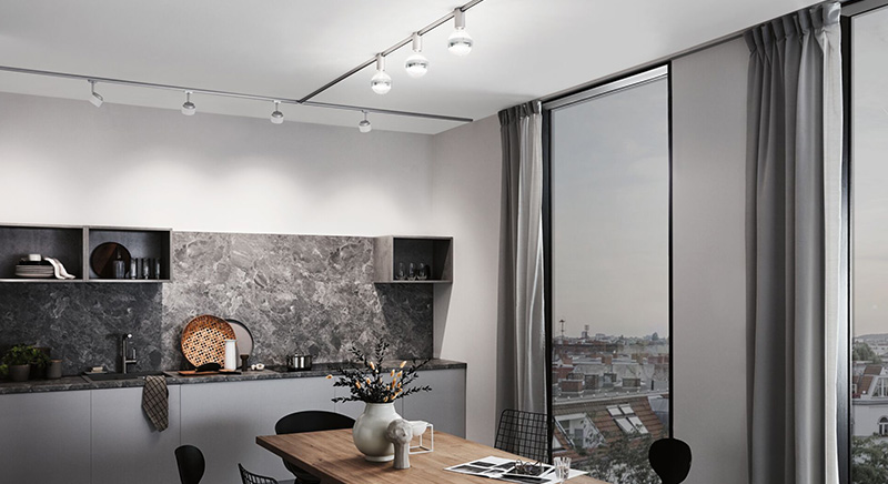 Lampen-Schienensysteme in silber beleuchtet moderne, offene Küche mit Esstisch
