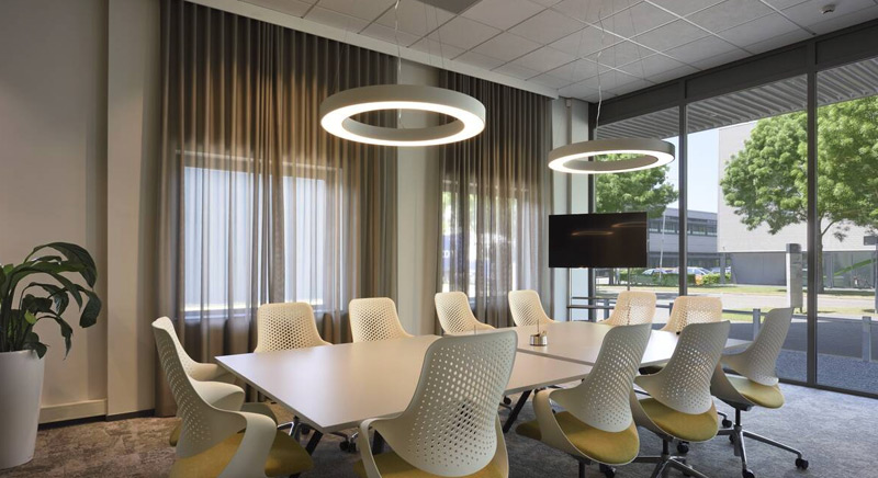 Moderne LED Ring-Pendelleuchten über dem Esstisch